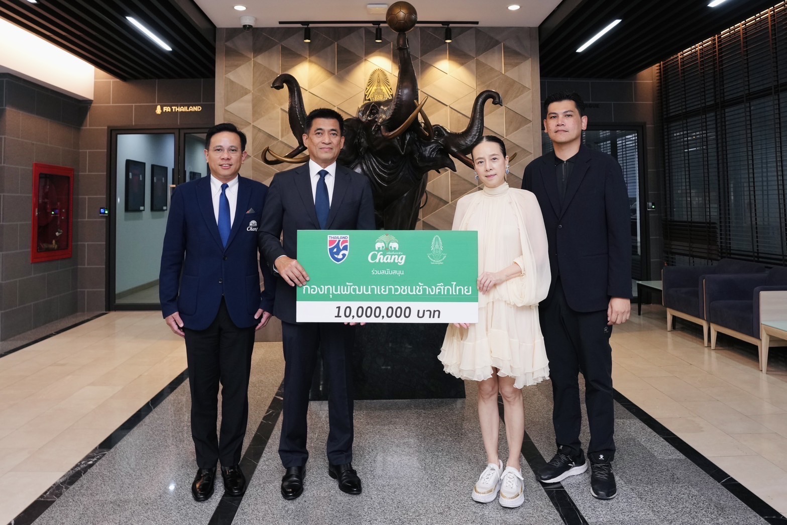  ”น้ำแร่ธรรมชาติตราช้าง“ มอบ 10 ล้านบาท สนับสนุน ”กองทุนพัฒนาเยาวชนช้างศึกไทย“ 